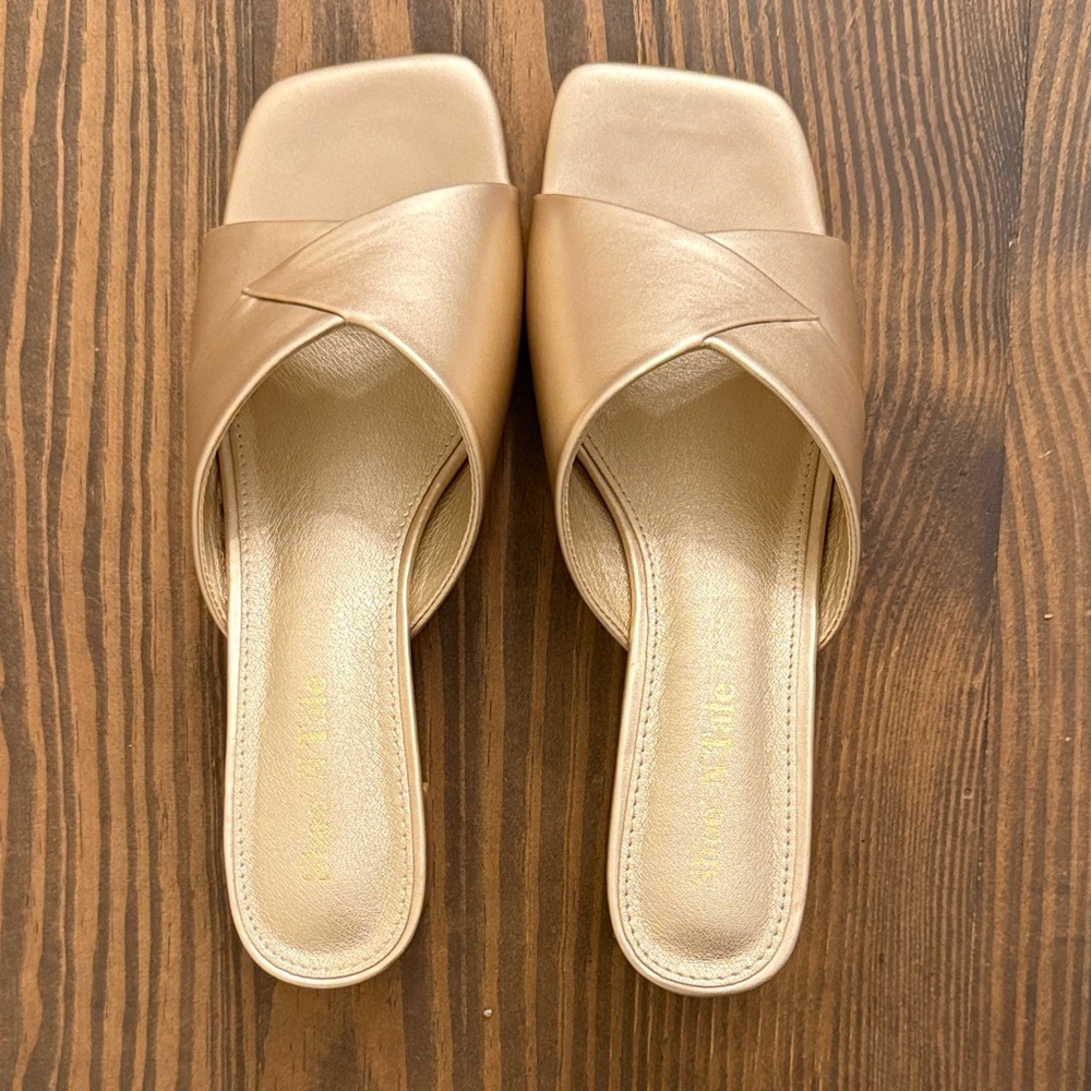 NWT Shoe N Tale gold heels